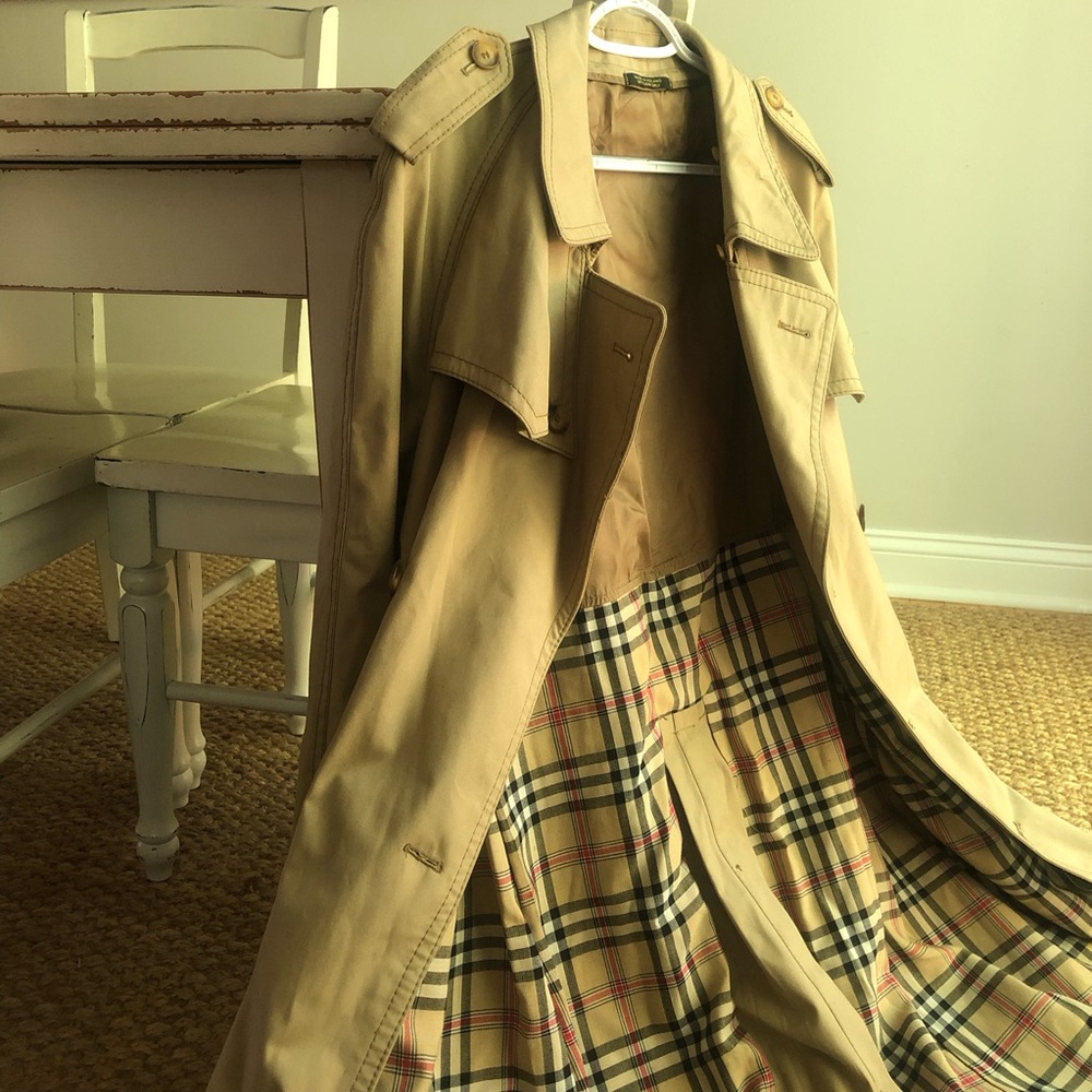 Vintage 1980’s Burberry Trench Coat. Size 40 R